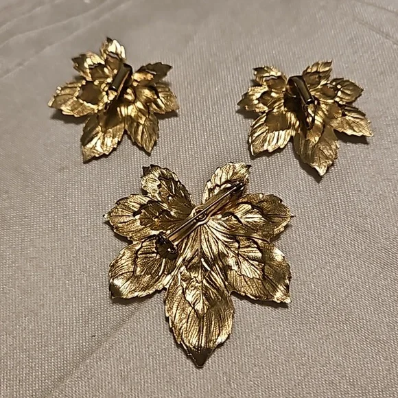 1950's Maple Leaf Brooch and Earring Set Gold Tone - Picture 4 of 4